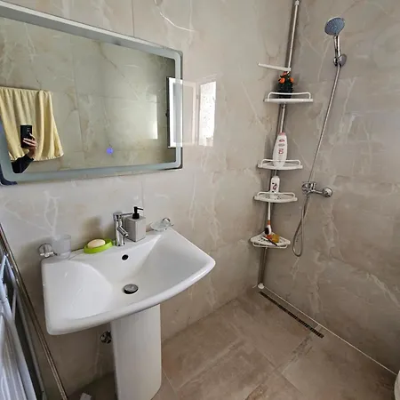 Petrit Appartement Qeparo
